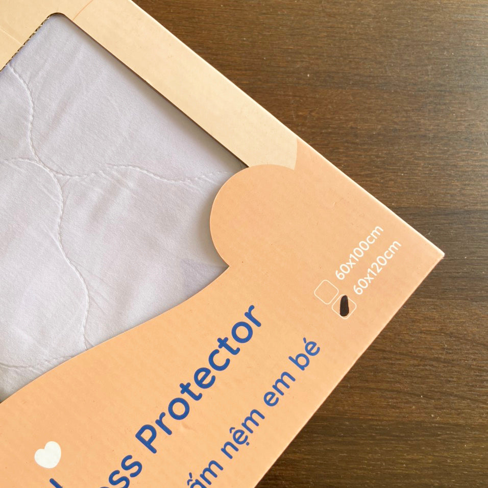 Tấm bảo vệ này mình mua về thích nhất ở thiết kế với bốn góc dây thun dễ dàng lồng vào nệm cho bé. Tiện lợi lắm luôn í.