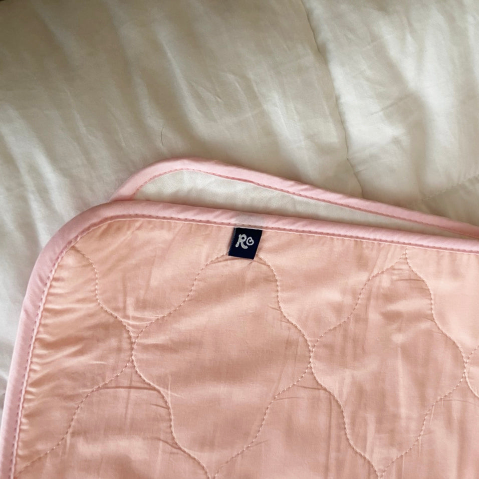 Mấy màu của tấm bảo vệ nệm xinh xắn quá chừng, dùng thấy ổn nè.