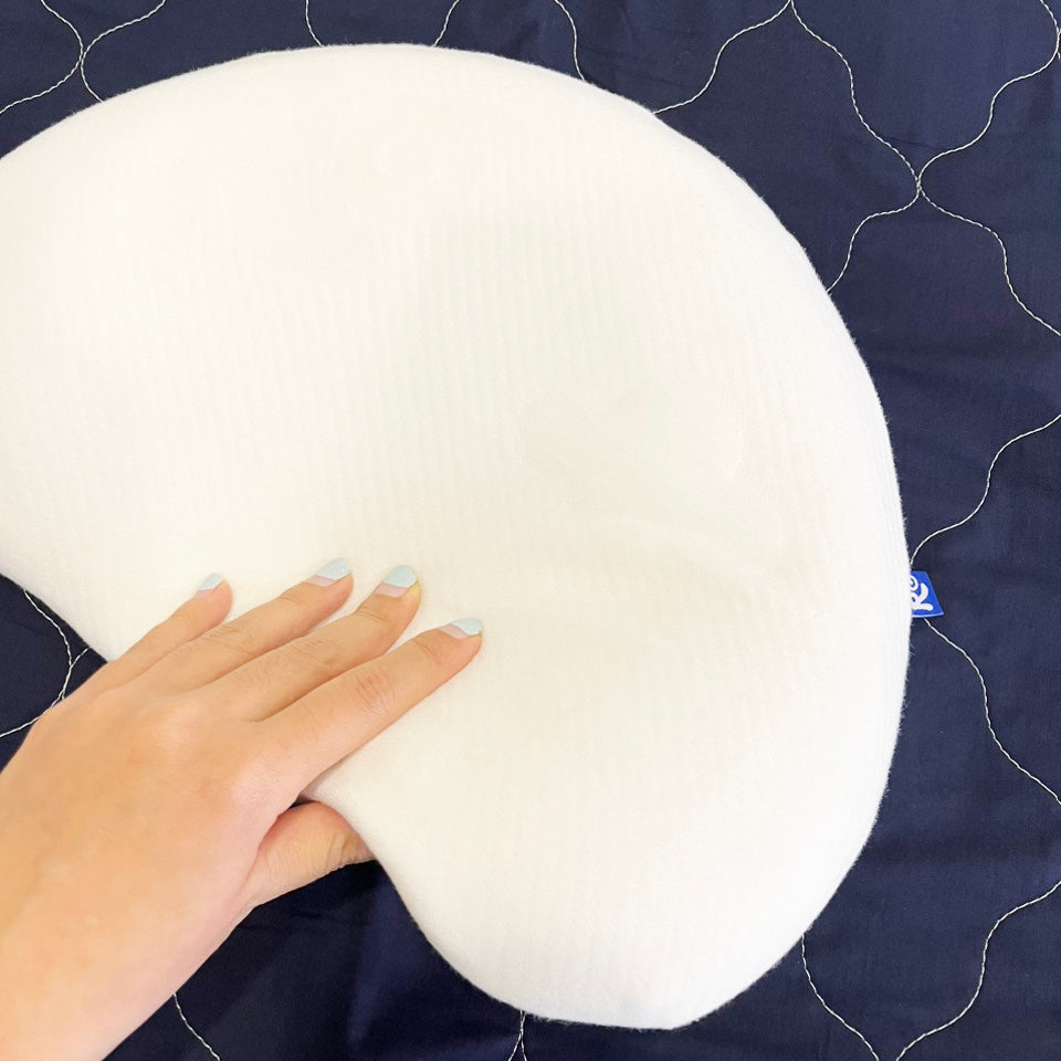 Gối này mình mua để tặng cháu mà nghe mẹ bé review lại thấy xịn hết nấc, bé thích gối mới lắm mà mình cũng thấy vui.