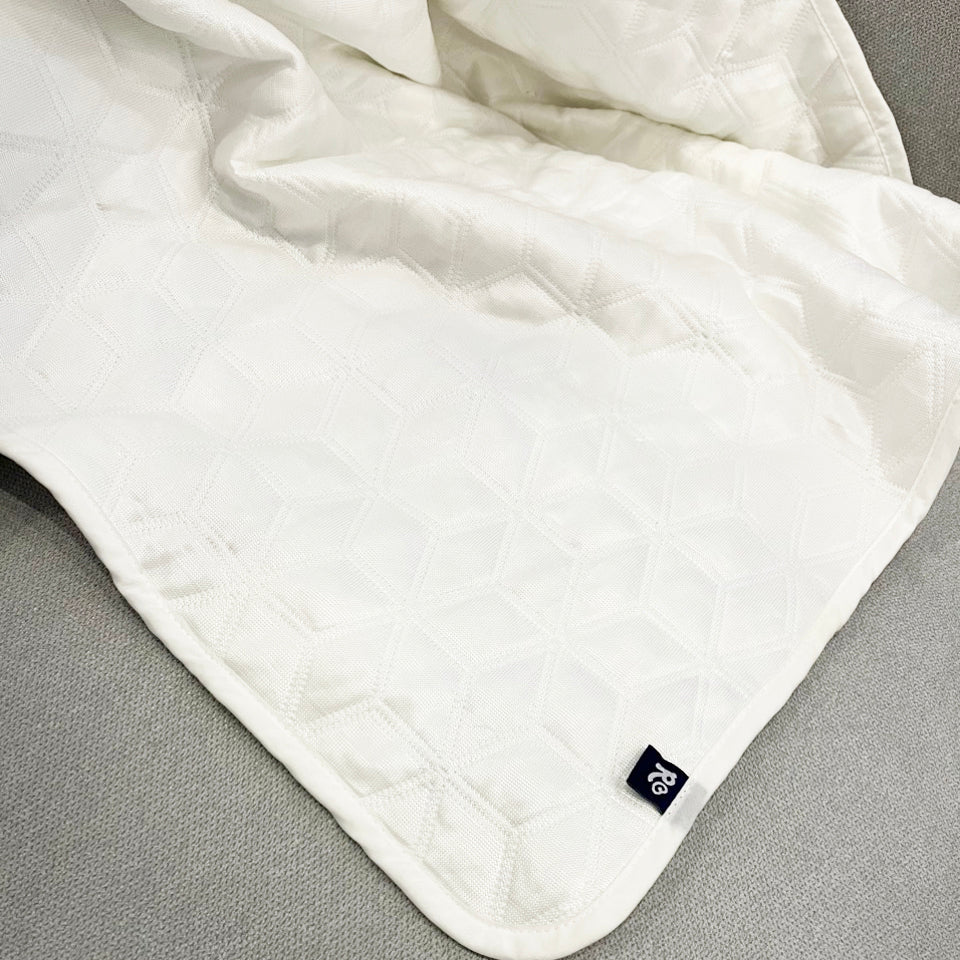 Cảm nhận đầu tiên của IceGuard Rubaby là sờ vào thích lắm, mát lắm luôn í, mong là với sản phẩm này bé con nhà mình sẽ ngủ ngon hơn. 